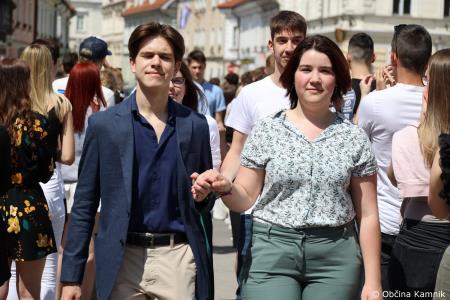 Kamnik danes v znamenju maturantske četvorke, v kateri je zaplesalo preko 200 maturantk in maturantov (51)